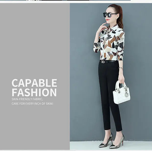 cette chemise femme peut se porter sous un pull ou un gilet pour vous accompagner au quotidien .