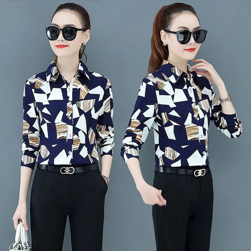 cette chemise femme peut se porter sous un pull ou un gilet pour vous accompagner au quotidien .