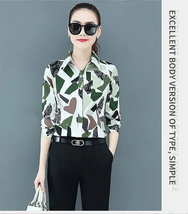 cette chemise femme peut se porter sous un pull ou un gilet pour vous accompagner au quotidien .