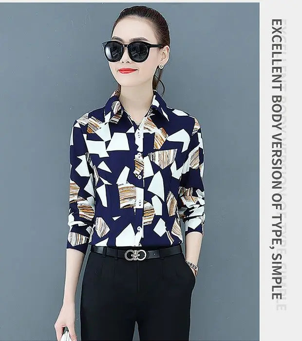 cette chemise femme peut se porter sous un pull ou un gilet pour vous accompagner au quotidien .